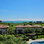 公寓 трехкомнатный с видом на море 阿赫洛伊