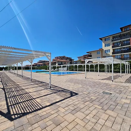 아파트 трехкомнатный с видом на море 아헬로이